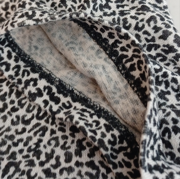 Athleta Breezy Scoop V-Neck Tee - Micro Cheetah Print Black/Taupe - Picture 12 of 13